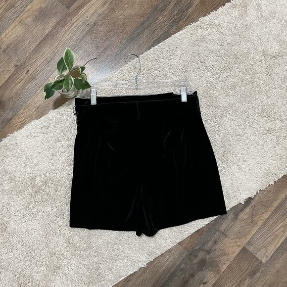 Express Size 8 Black Velvet High Rise Zip Pleated Paperbag Midi Shorts NWT - Picture 3 of 6